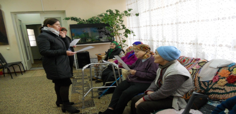 Activitatea  zilnică a asistentului social cu beneficiarii Centrului  de reabilitare și integrare a bătrînilor